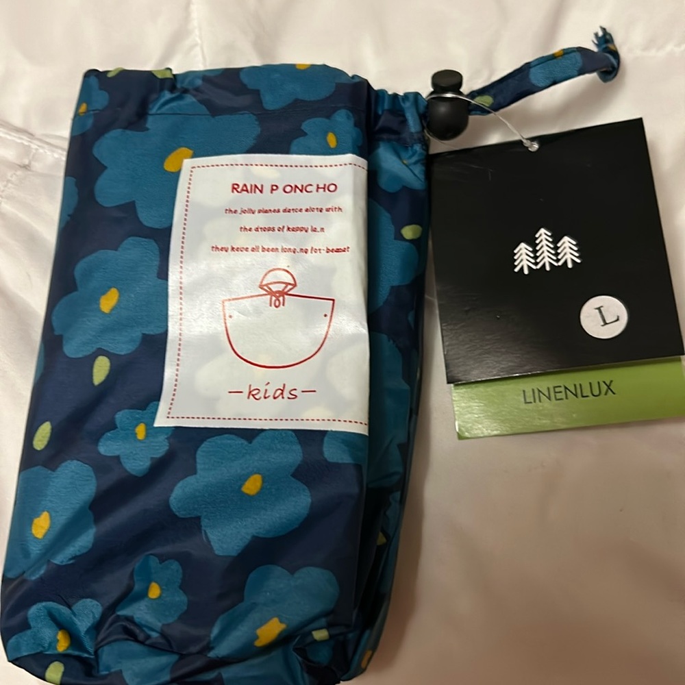 Girls rain poncho linenlux size large color blue with print blue flowers. New